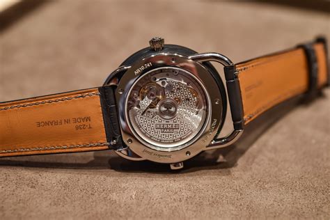 arceau chrono hermes|hermes le temps voyageur watch.